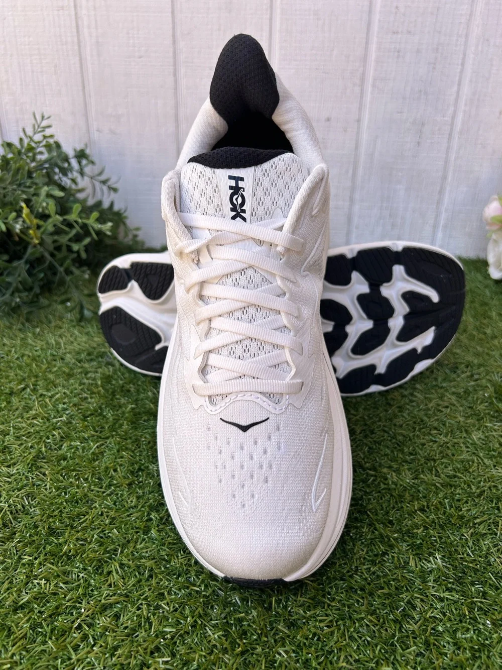 Hoka Clifton 10 Men Running Shoes White/Black US 8D women 9.5 unisex gently used